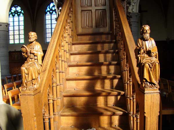 La reconstruction des statues de st. Pierre et St. paul pour sur la chaire de l'glise  Aalter